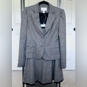 Gorgeous White House Black Market Gray/Blk Blazer and Skirt Set Sz 4